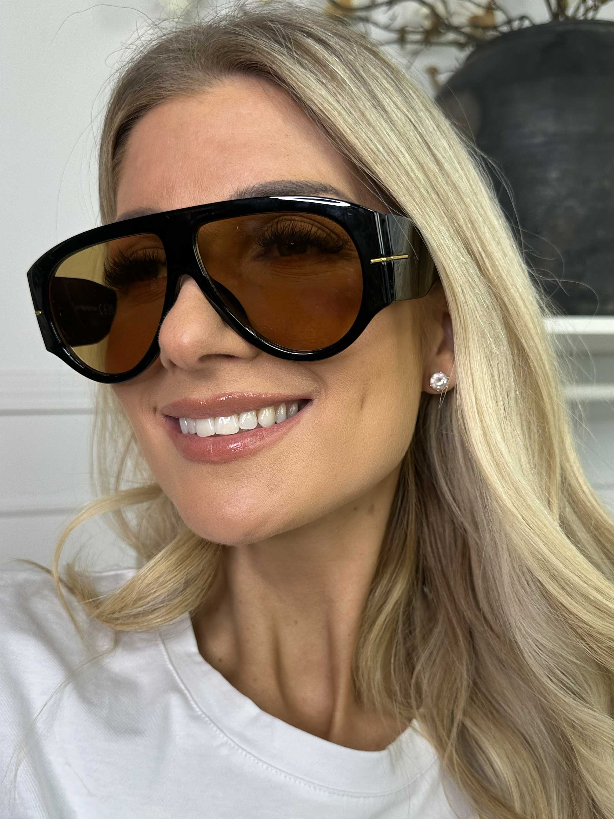 Abigail - Solglasögon med bred båge och färgade glas